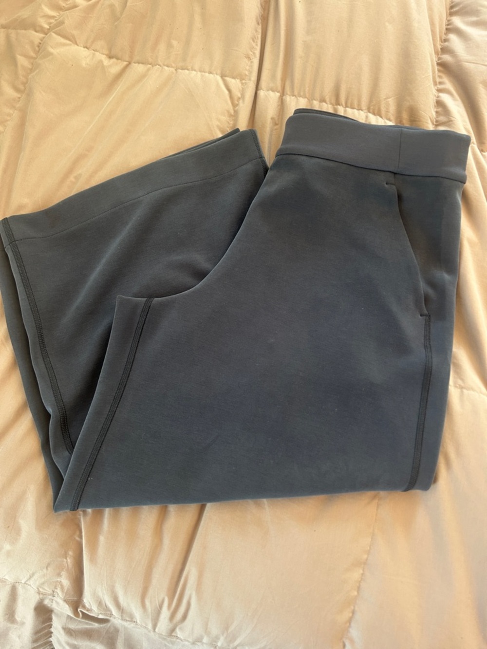 Lululemon scuba wide leg capri. NWOT